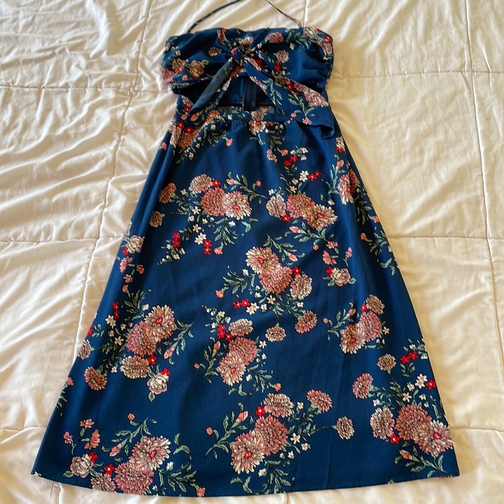 Perfect floral dress with cut out mid drift 💙🌸